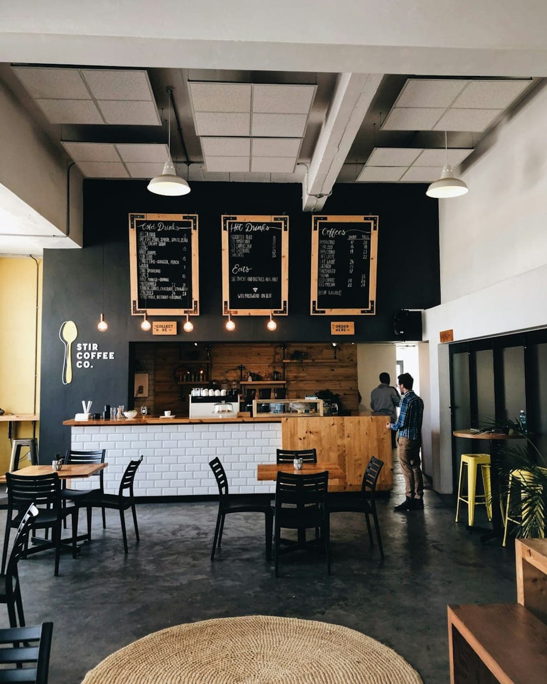 Salle chaleureuse et végétale du restaurant Fougère à Caen